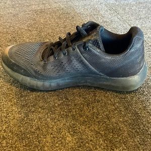 Boys under armour pursuit size 4Y